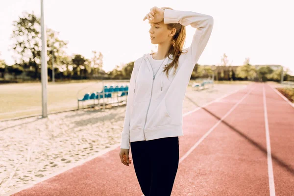 Vermoeide Jonge Atleet Sportkleding Rust Een Ochtendrit Het Stadion — Stockfoto