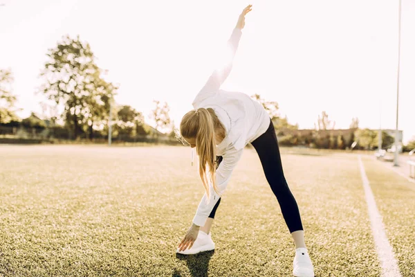 Aantrekkelijke Slanke Atletische Vrouw Doen Stretching Oefeningen Open Lucht Sport — Stockfoto