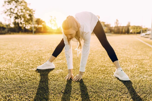 Slank Meisje Atleet Sportkleding Doen Stretching Ochtend Bij Dageraad — Stockfoto