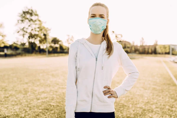 Атлетичная Молодая Женщина Защитной Медицинской Маске Открытом Воздухе — стоковое фото