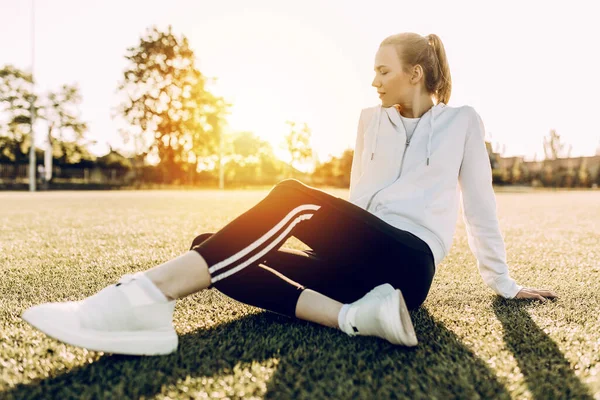 Unavená Sportovkyně Odpočívá Tréninku Sedí Stadionu Žena Odpočívá Hodinách Fitness — Stock fotografie