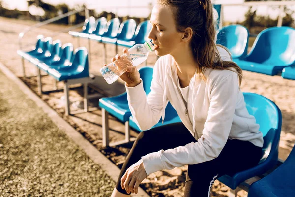 Müde Sportlerin Trinkt Nach Dem Training Entspannt Wasser Aus Der — Stockfoto