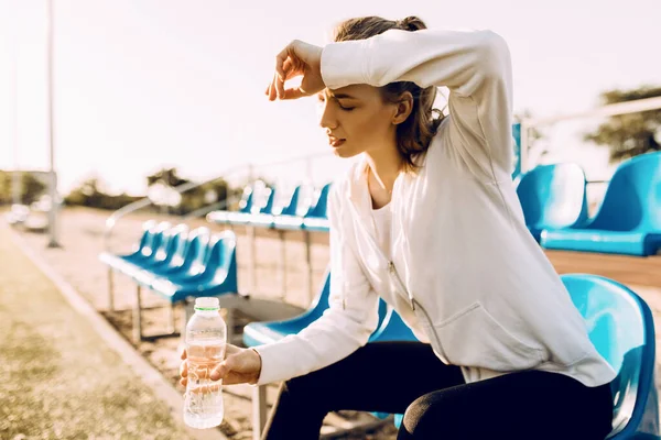 Eine Müde Sportlerin Entspannt Sich Nach Dem Training Hält Eine — Stockfoto