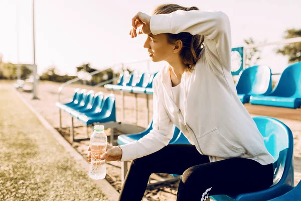 Eine Müde Sportlerin Entspannt Sich Nach Dem Training Hält Eine — Stockfoto