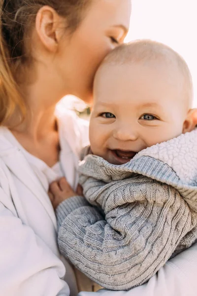 Ibu Muda Yang Bahagia Memeluk Anaknya Yang Masih Muda Memeluknya — Stok Foto