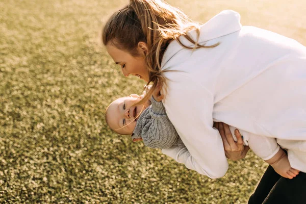 Happy Family Fresh Air Mother Laughs Plays His Small Child — Stock Photo, Image