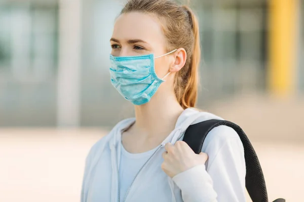 Giovane Ragazza Maschera Protettiva Medica Piedi Con Una Valigetta Sullo — Foto Stock