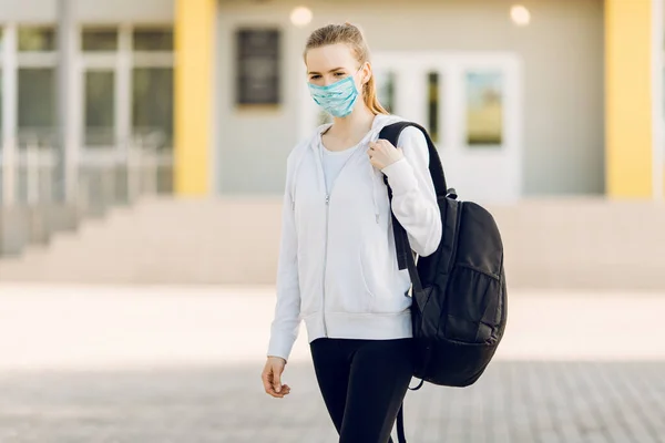 Giovane Ragazza Maschera Protettiva Medica Piedi Con Una Valigetta Sullo — Foto Stock