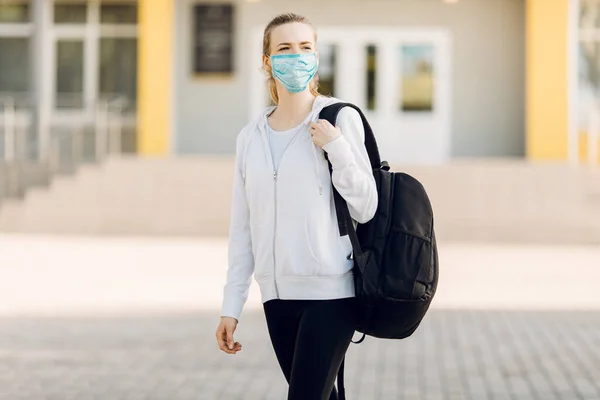 Giovane Ragazza Maschera Protettiva Medica Piedi Con Una Valigetta Sullo — Foto Stock