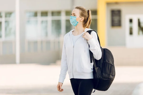 Una Ragazza Con Una Maschera Protettiva Medica Piedi Con Una — Foto Stock