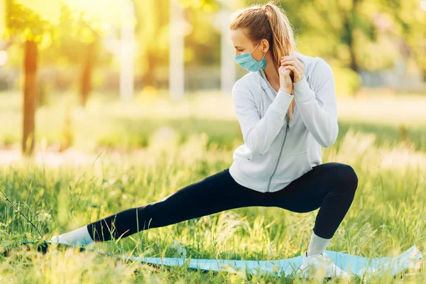 Atletische Jonge Vrouw Met Een Medisch Beschermend Masker Morgens Sport — Stockfoto