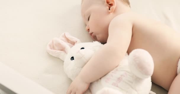 Evdeki yatakta uyuyan komik bebek. Çocuk günü daha düşük uyku pozisyonu — Stok video