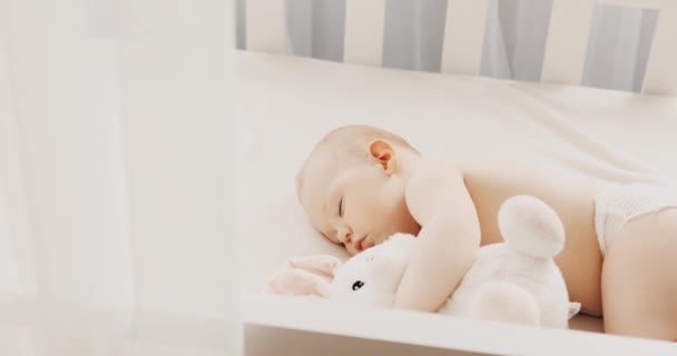 Pequena criança dorme em casa em um berço — Vídeo de Stock