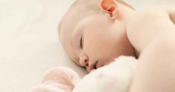 Αστείο μωρό κοιμάται στο κρεβάτι στο σπίτι. Παιδική ημέρα χαμηλότερη θέση ύπνου — Αρχείο Βίντεο