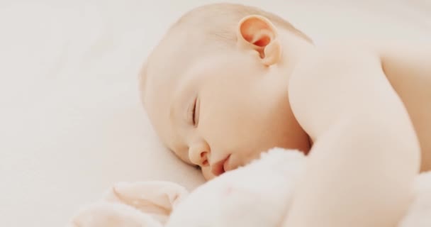 小孩在家里的婴儿床里睡觉 — 图库视频影像