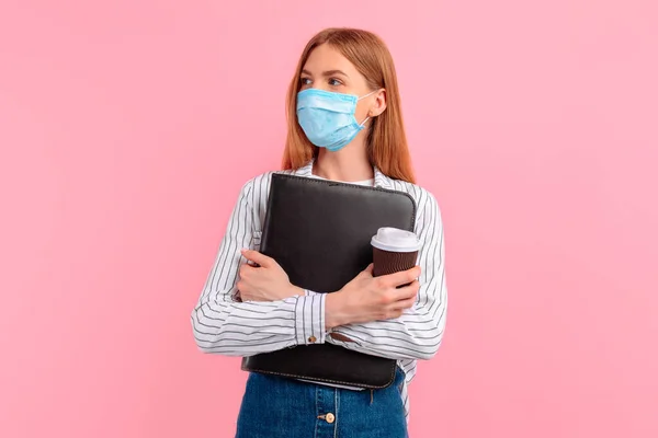 Jovem Atraente Uma Máscara Médica Protetora Seu Rosto Segurando Uma — Fotografia de Stock