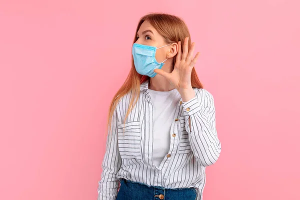 Uma Mulher Jovem Curiosa Focada Uma Máscara Protetora Médica Seu — Fotografia de Stock