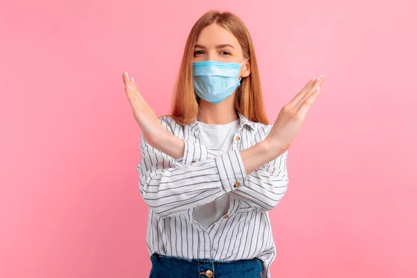 Uma Jovem Mulher Séria Uma Máscara Protetora Médica Seu Rosto — Fotografia de Stock