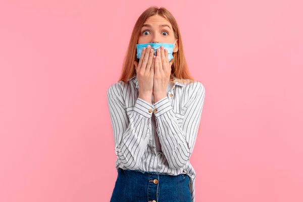 Sorprendida Joven Sorprendida Con Una Máscara Protección Médica Sorprendida Cubre — Foto de Stock