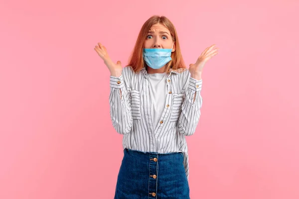 Sorprendida Sorprendida Joven Mujer Con Una Máscara Protección Médica Sobre —  Fotos de Stock