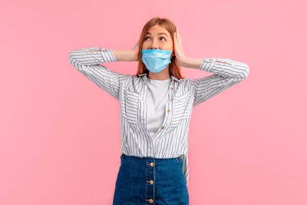 Enojado Chica Irritada Una Máscara Protectora Médica Cara Enojado Frunce —  Fotos de Stock