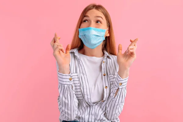 Retrato Uma Jovem Sorridente Uma Máscara Protetora Médica Seu Rosto — Fotografia de Stock