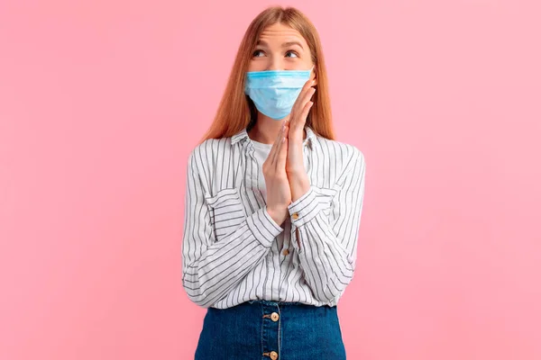 Astuta Joven Con Una Máscara Médica Protectora Cara Planeando Una —  Fotos de Stock