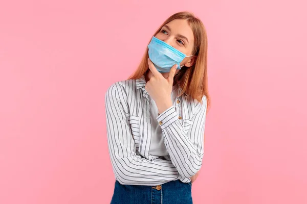 Focado Sonhador Brooding Menina Uma Máscara Protetora Médica Isolado Acima — Fotografia de Stock