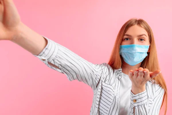 Menina Feliz Uma Máscara Protetora Médica Seu Rosto Tirando Uma — Fotografia de Stock