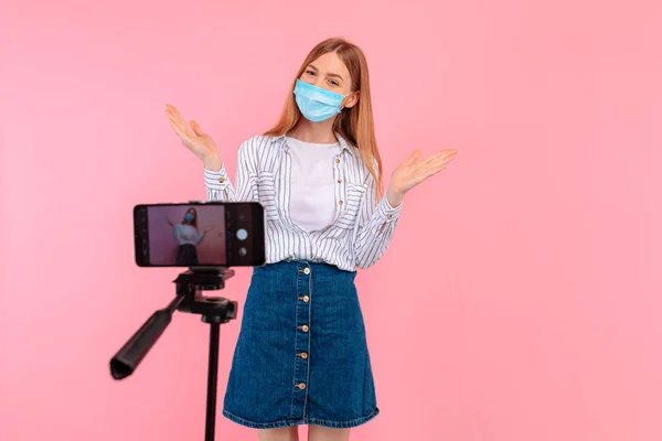 Una Joven Atractiva Enfocada Una Máscara Protección Médica Cara Realizando —  Fotos de Stock