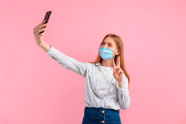 Ragazza Maschera Protettiva Medica Prende Selfie Sul Suo Smartphone Mostra — Foto Stock