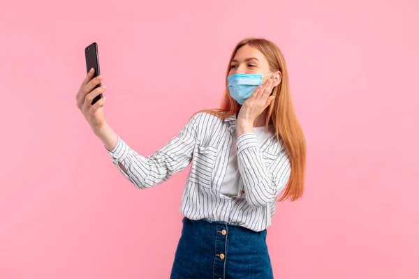 Menina Feliz Uma Máscara Protetora Médica Seu Rosto Tirando Uma — Fotografia de Stock