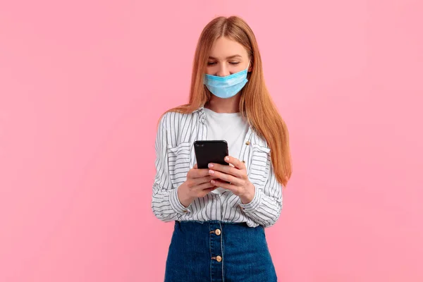 Jovem Uma Máscara Protetora Médica Seu Rosto Usando Telefone Celular — Fotografia de Stock