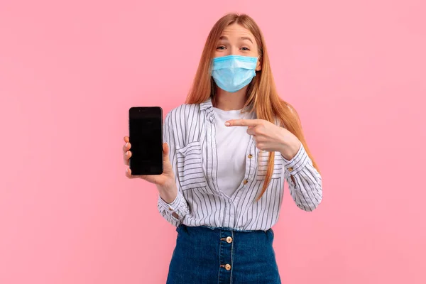 Animado Feliz Jovem Mulher Vestindo Uma Máscara Protetora Médica Mostra — Fotografia de Stock