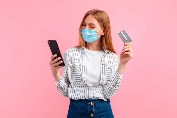 Menina Feliz Uma Máscara Proteção Médica Seu Rosto Usando Telefone — Fotografia de Stock