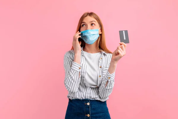 Mulher Uma Máscara Protetora Médica Seu Rosto Falando Telefone Celular — Fotografia de Stock