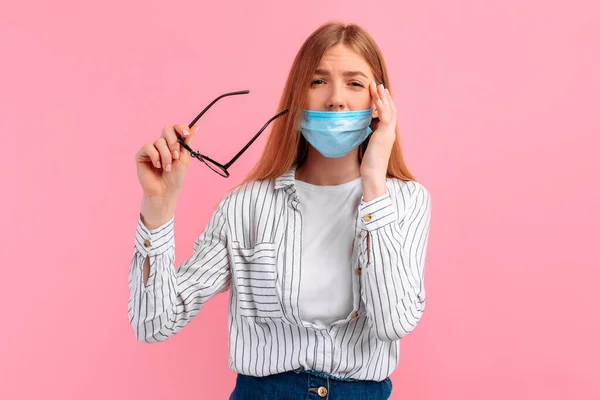 Junge Frau Mit Medizinischer Maske Gesicht Und Brille Mit Schlechter — Stockfoto