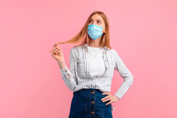 Jovem Pensativa Uma Máscara Protetora Médica Seu Rosto Fundo Rosa — Fotografia de Stock