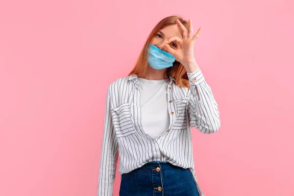 Mujer Joven Con Una Máscara Protección Médica Hace Buen Gesto — Foto de Stock