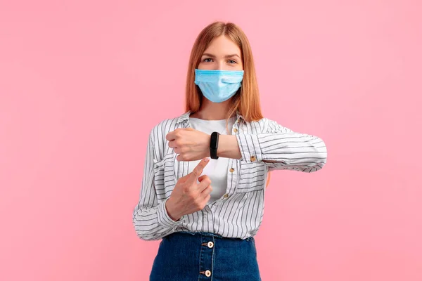 Jovem Mulher Negócios Sorridente Uma Máscara Médica Olhando Para Relógio — Fotografia de Stock