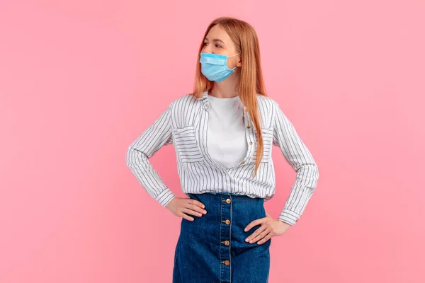 顔の医療用保護マスクの若い女性ピンクの背景に隔離された コロナウイルスの流行 ウイルス保護 — ストック写真