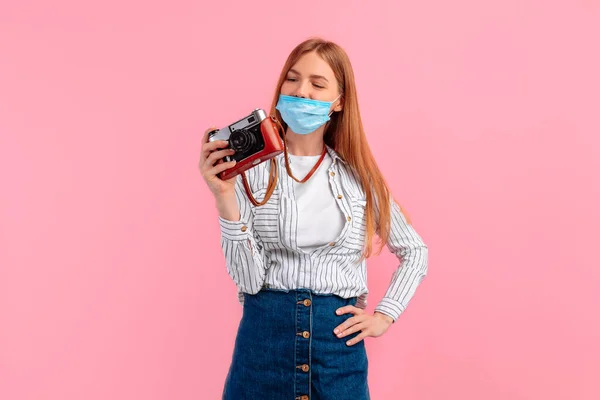Retrato Una Joven Sonriente Con Una Máscara Protectora Médica Cara — Foto de Stock