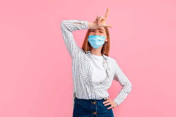 Perdedor Jovem Mulher Uma Máscara Proteção Médica Seu Rosto Roupas — Fotografia de Stock