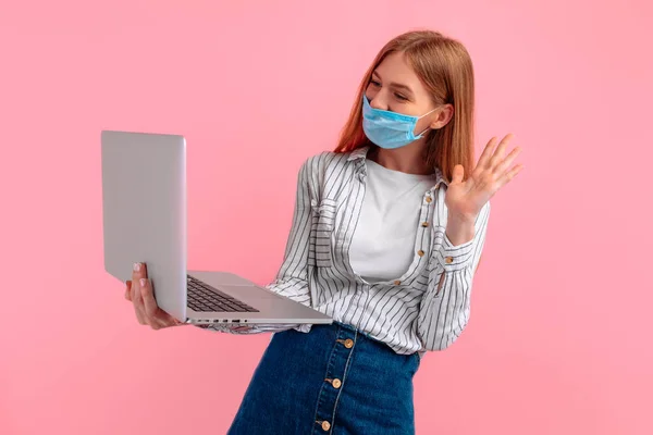 Fiatal Orvosi Maszkban Arcán Távolról Dolgozik Egy Laptoppal Kezében Rózsaszín — Stock Fotó