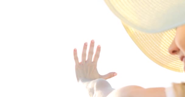 한 여자 가손으로 햇빛을 가리고 있다. 태양은 손으로 빛을 비춘다 — 비디오