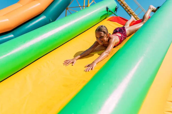 Menina Feliz Cavalga Escorrega Água Parque Aquático Verão Dia Ensolarado — Fotografia de Stock