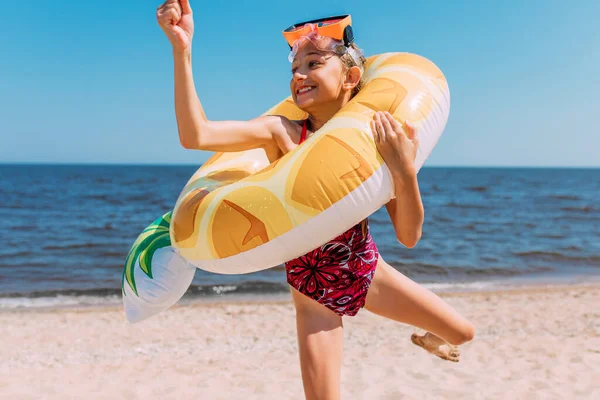 Счастливая Маленькая Девочка Плавательных Очках Развлекается Стоя Пляже Неподвижным Плавательным — стоковое фото