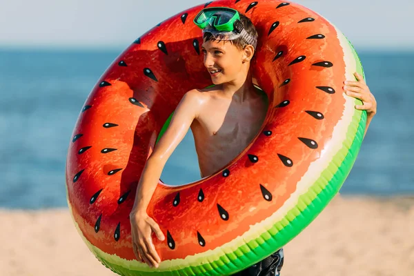 Маленький Улыбающийся Мальчик Подросток Плавательных Очках Надувным Кругом Плавания Пляже — стоковое фото