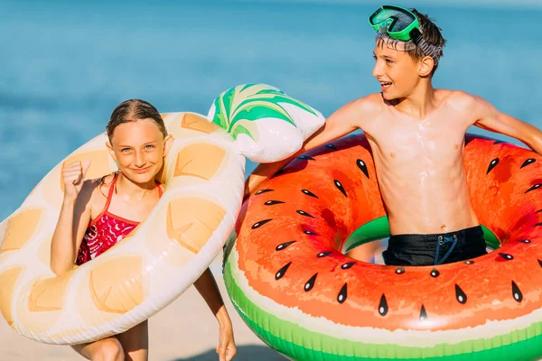 Glada Barn Liten Pojke Och Flicka Kul Stranden Med Uppblåsbara — Stockfoto