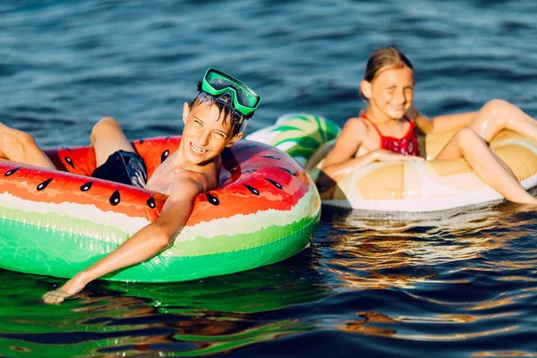 Simning Sommarsemester Glad Barn Pojke Och Flicka Leker Och Simmar — Stockfoto